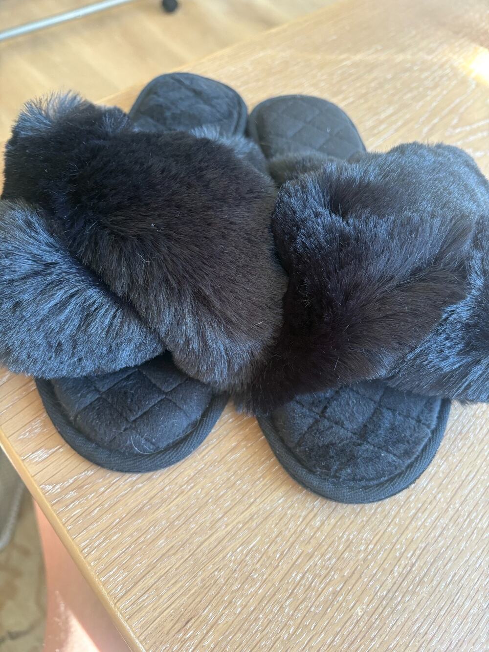Women's Black Faux Fur Criss Cross Slippers Quilted Footbed Fuzzy Slides L 9-11